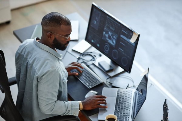 Sviluppatore di software afroamericano